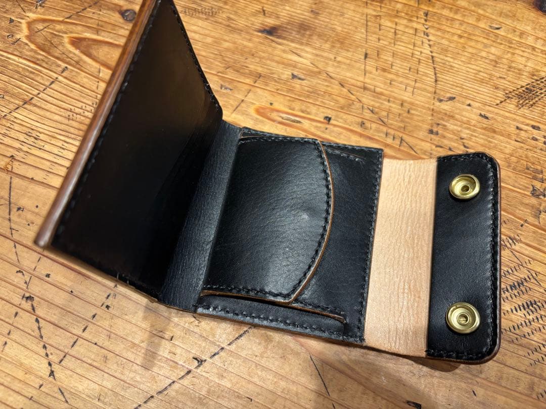 コンパクトウォレット　財布　二つ折り　ブラック　本革