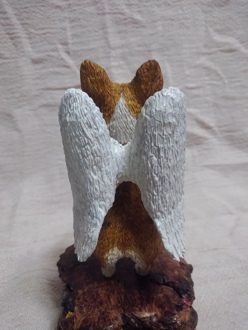 木彫りのコーギー天使への階段