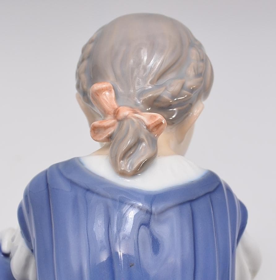 ミルクを与える少女　＃1745　★B＆G（ロイヤルコペンハーゲン）　デンマーク