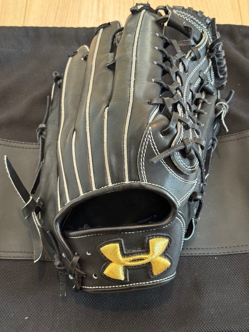 【美品】アンダーアーマー　野球硬式グラブ　外野手用　黒　(1300671）