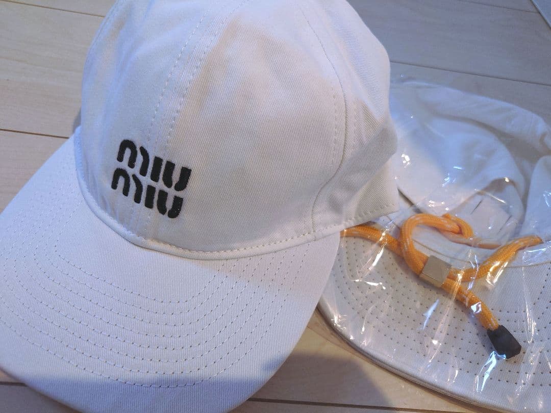 ベースボールキャップ　miumiu　ホワイト