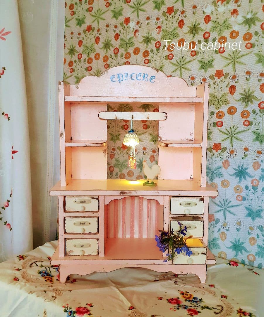 アンティーク・ヴィンテージ調　シャビー　ドールキャビネット　置き型