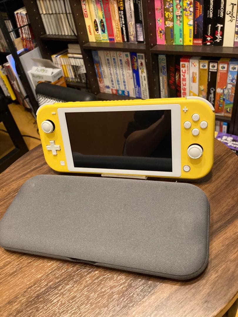 ニンテンドー　Switchライト　イエロー