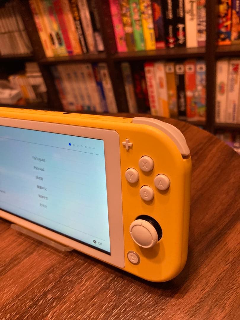 ニンテンドー　Switchライト　イエロー