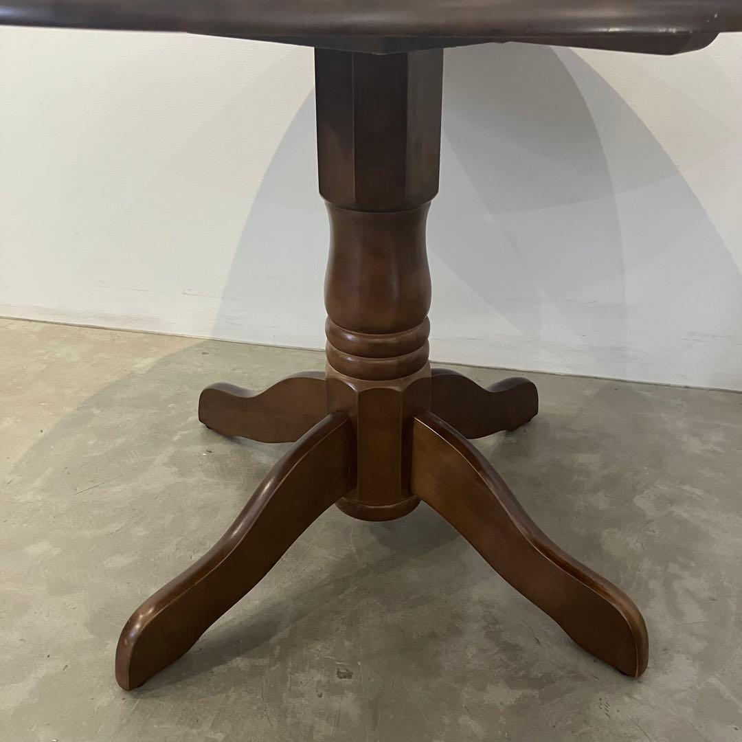 古いラウンドテーブル