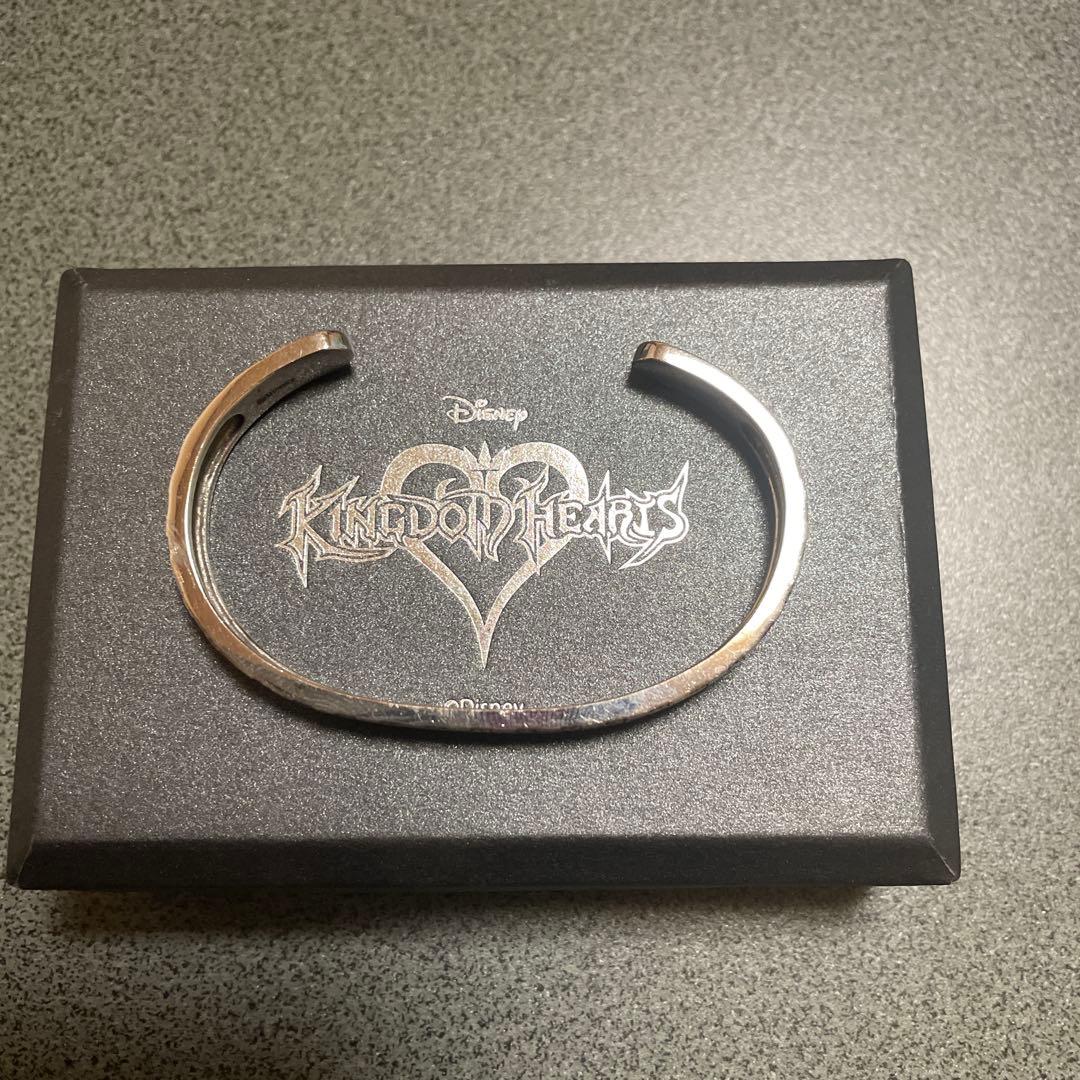 「キングダム ハーツ」 モノグラムバングル「トリプル」 シルバー(いぶし)