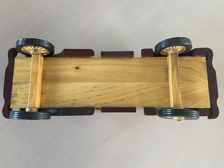 レトロな車の木製オブジェ