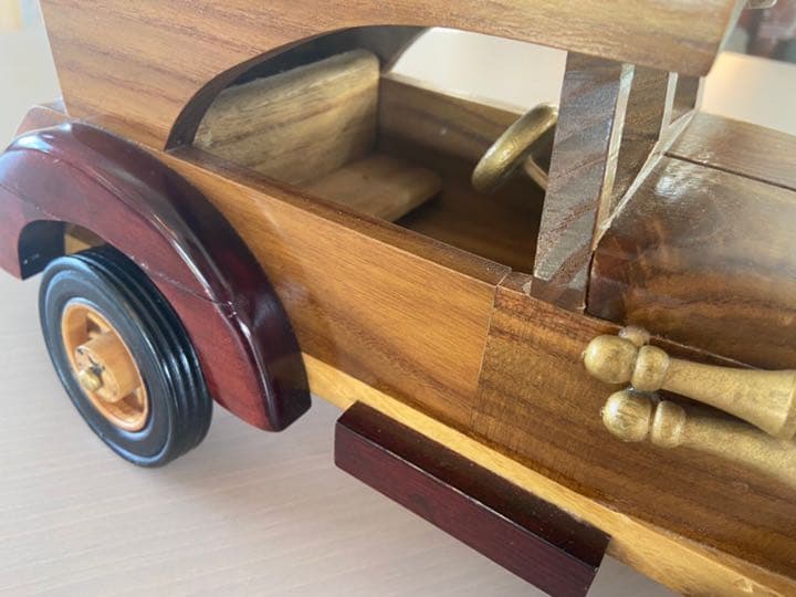 レトロな車の木製オブジェ