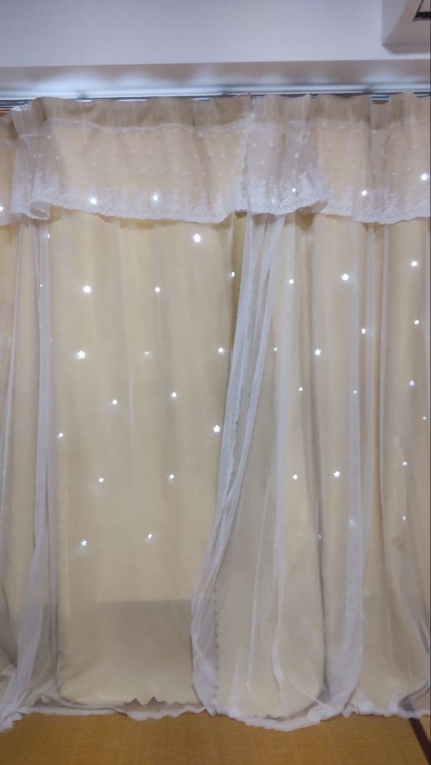 【姫系インテリアにぴったり・星のような光×フリル付き遮光カーテン 2枚組】