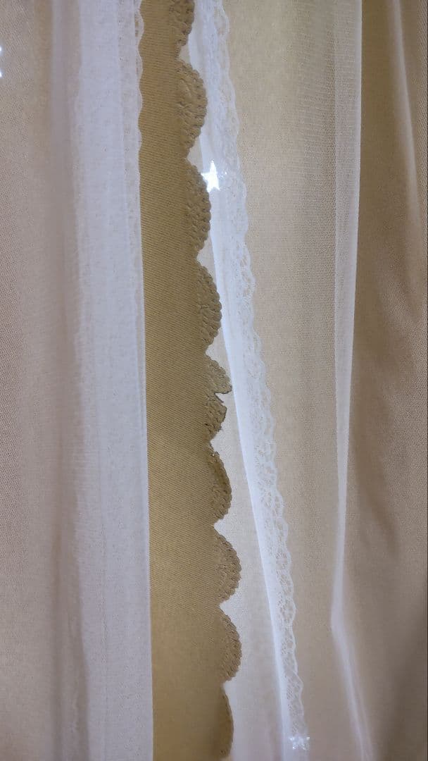 【姫系インテリアにぴったり・星のような光×フリル付き遮光カーテン 2枚組】