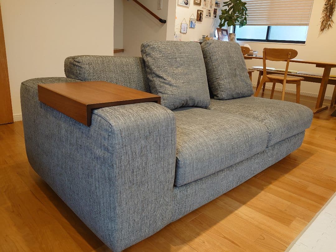 NOYES Decibel 2人掛けソファ　アームレストテーブル付