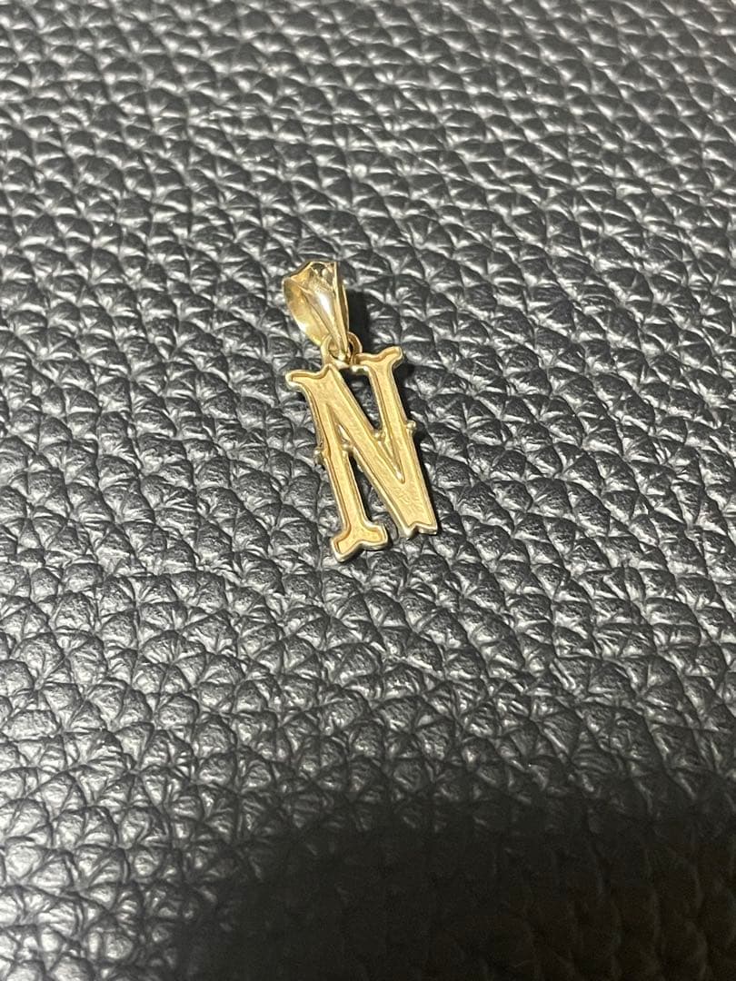 AVALANCHE 10K イニシャルペンダント トップ N