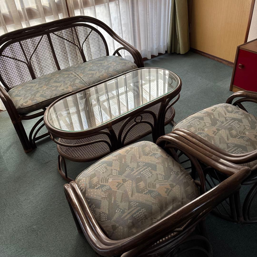 ラタンチェアとテーブルのセット