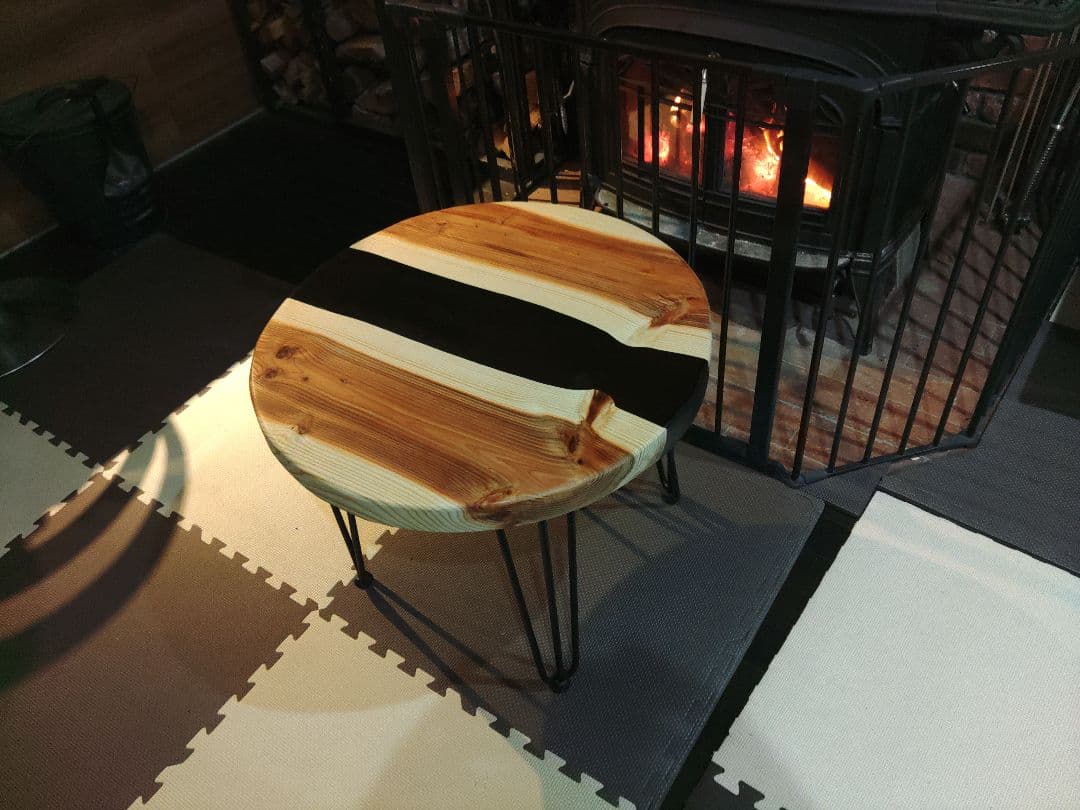 杉とブラックレジンのテーブル