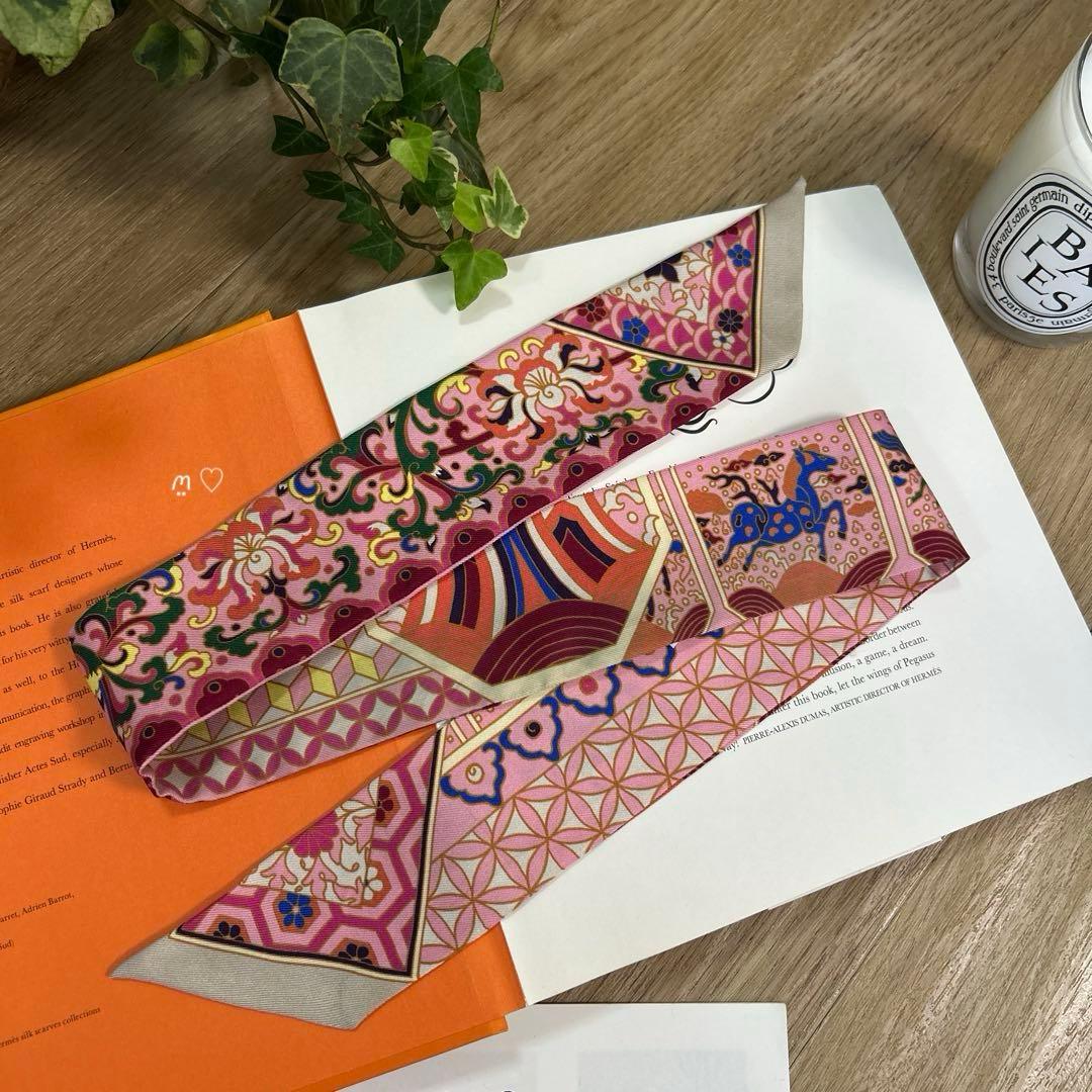 HERMESエルメス ツイリー　王室のコレクション　リボンスカーフ　ピンク