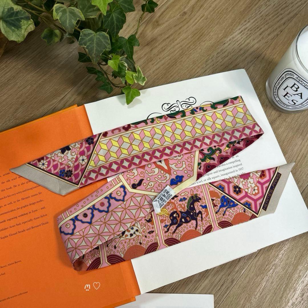 HERMESエルメス ツイリー　王室のコレクション　リボンスカーフ　ピンク