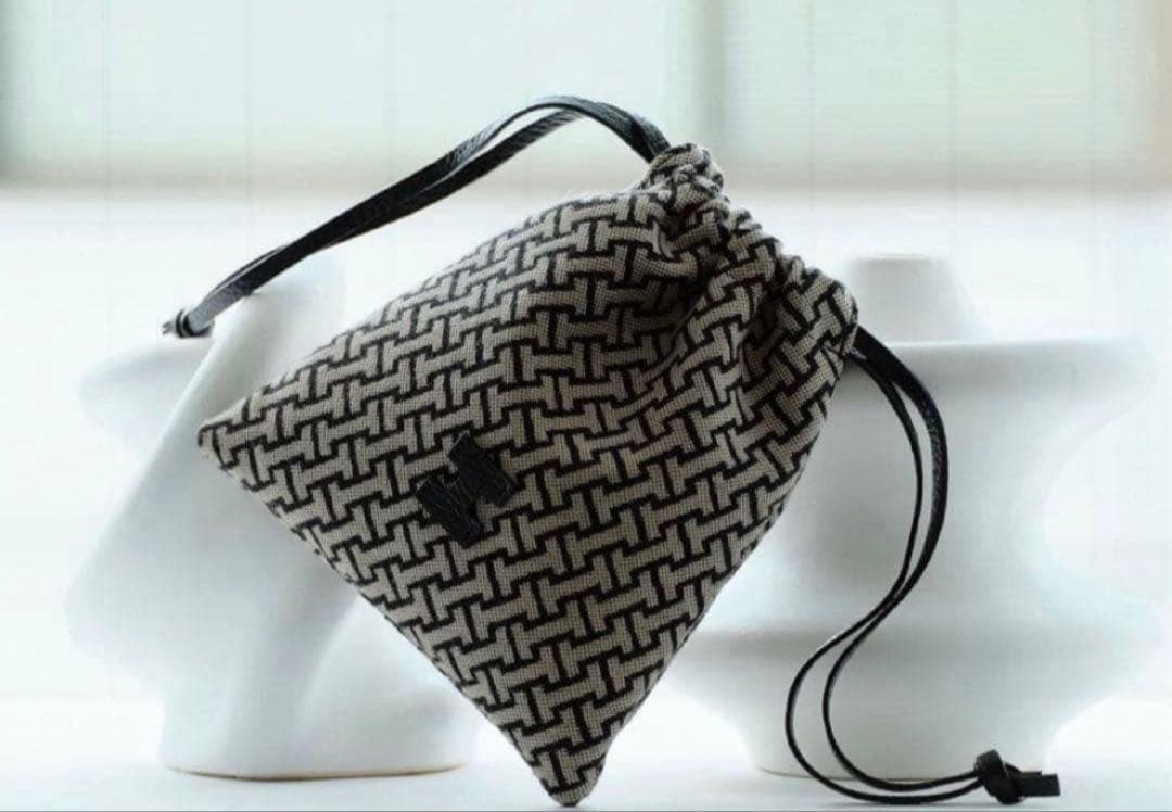 美品　IACUCCI モノグランマ ポーチ