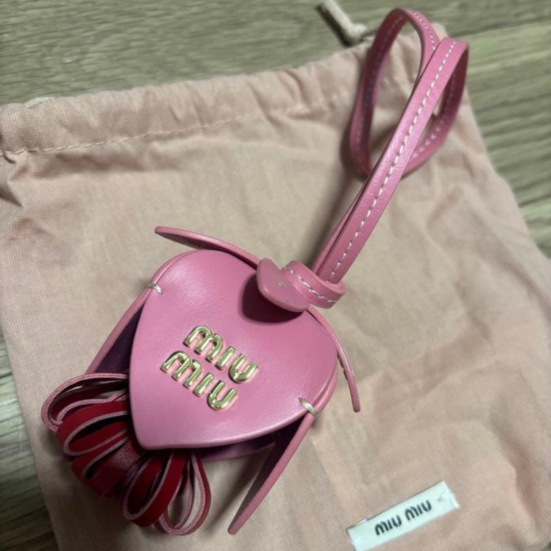 miumiu レザートリック チャーム ピンク