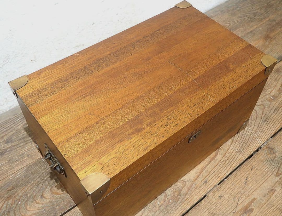 1356 鍵付き　無垢材の重厚なトランク　木箱　収納ケース　センターテーブル