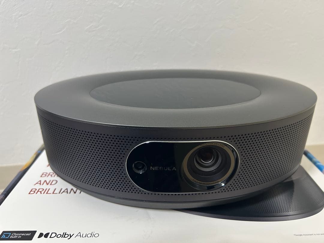 Anker Nebula Cosmos 台座付き