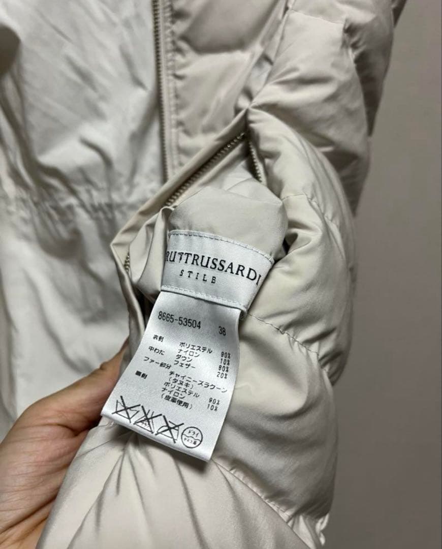 極美品トゥルートラサルディスティーレラクーンファー付きミドル丈ダウンベスト