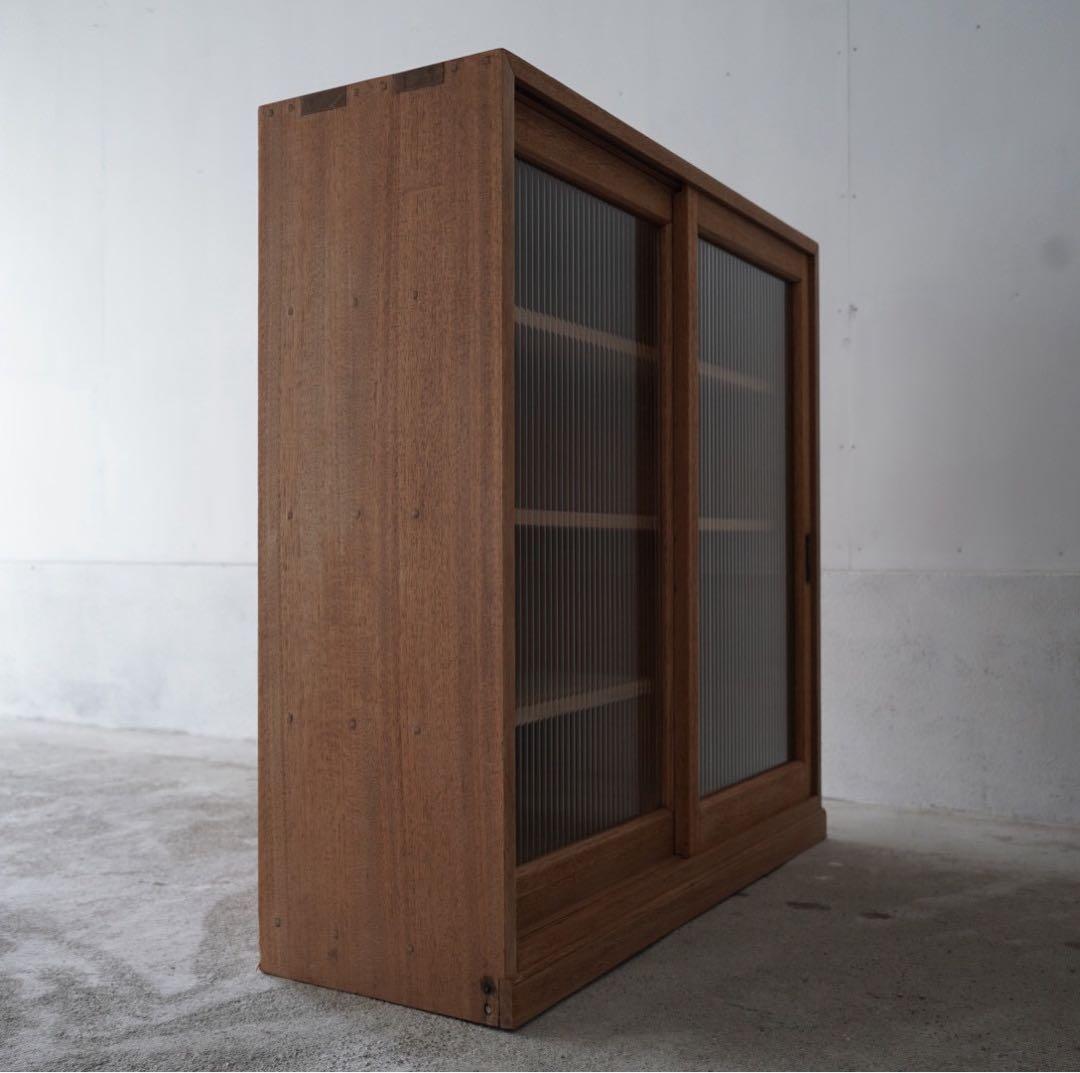 モールガラスのキャビネット