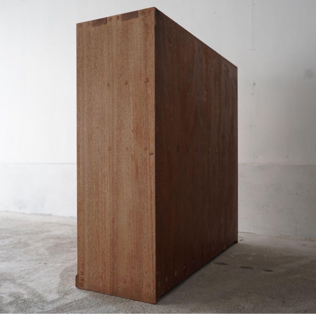 モールガラスのキャビネット