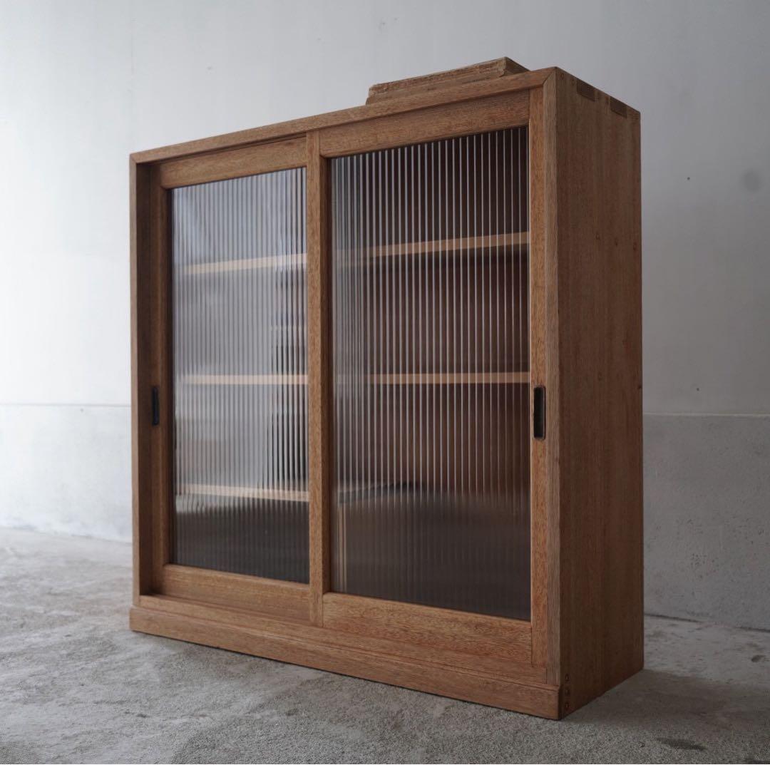 モールガラスのキャビネット