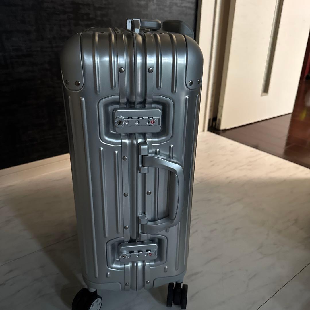 シルバー アルミニウム キャリーケース 中型