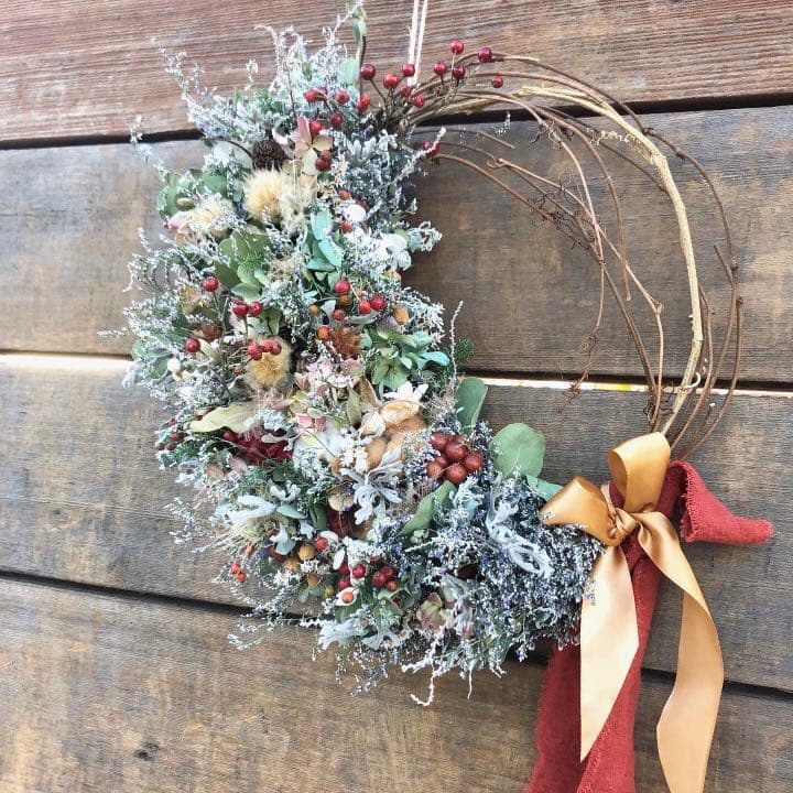 ブルーファンタジアと花々のリース