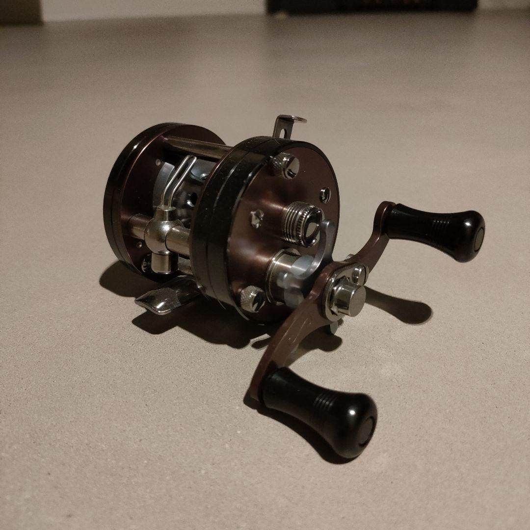 新品　五十鈴リール　bc421sss ブラックレッド　左巻き　bc420sss