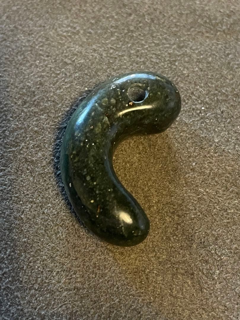 古墳時代　碧玉勾玉　出雲石　出土品