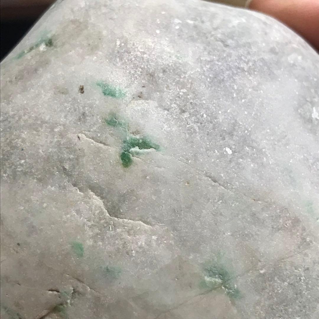 糸魚川翡翠　大きめ海石563g　白地に鮮やかな緑