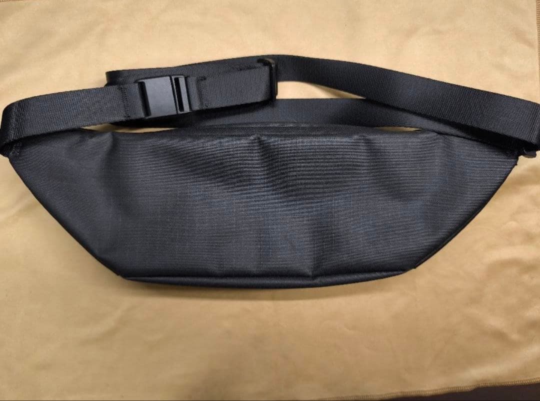 RE.FORM ブラック ボディバッグ