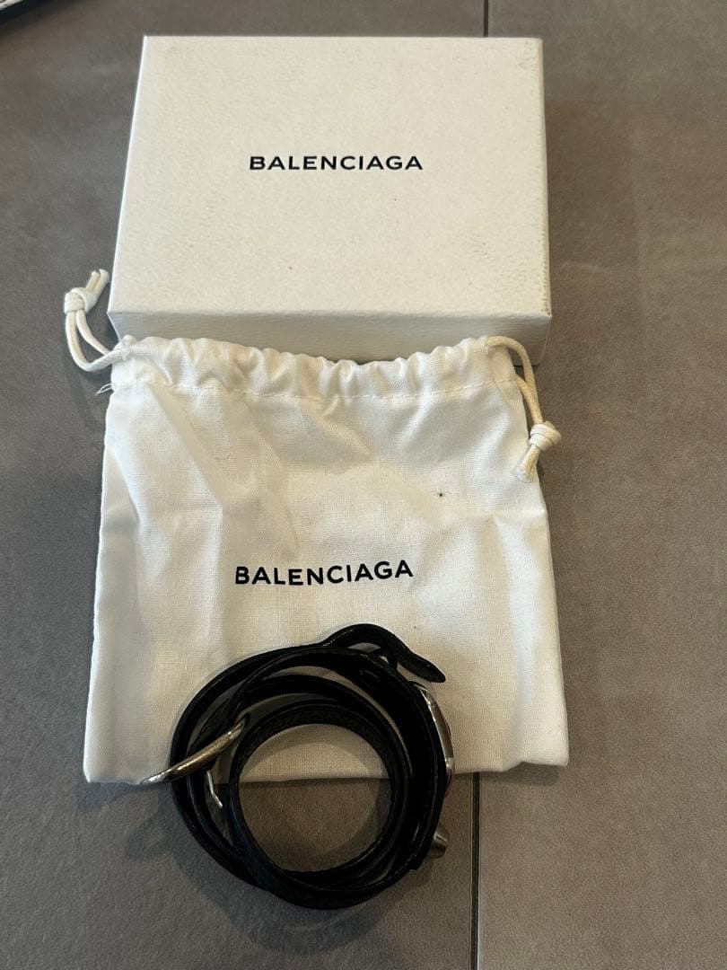 BALENCIAGA ブラックレザーバングル