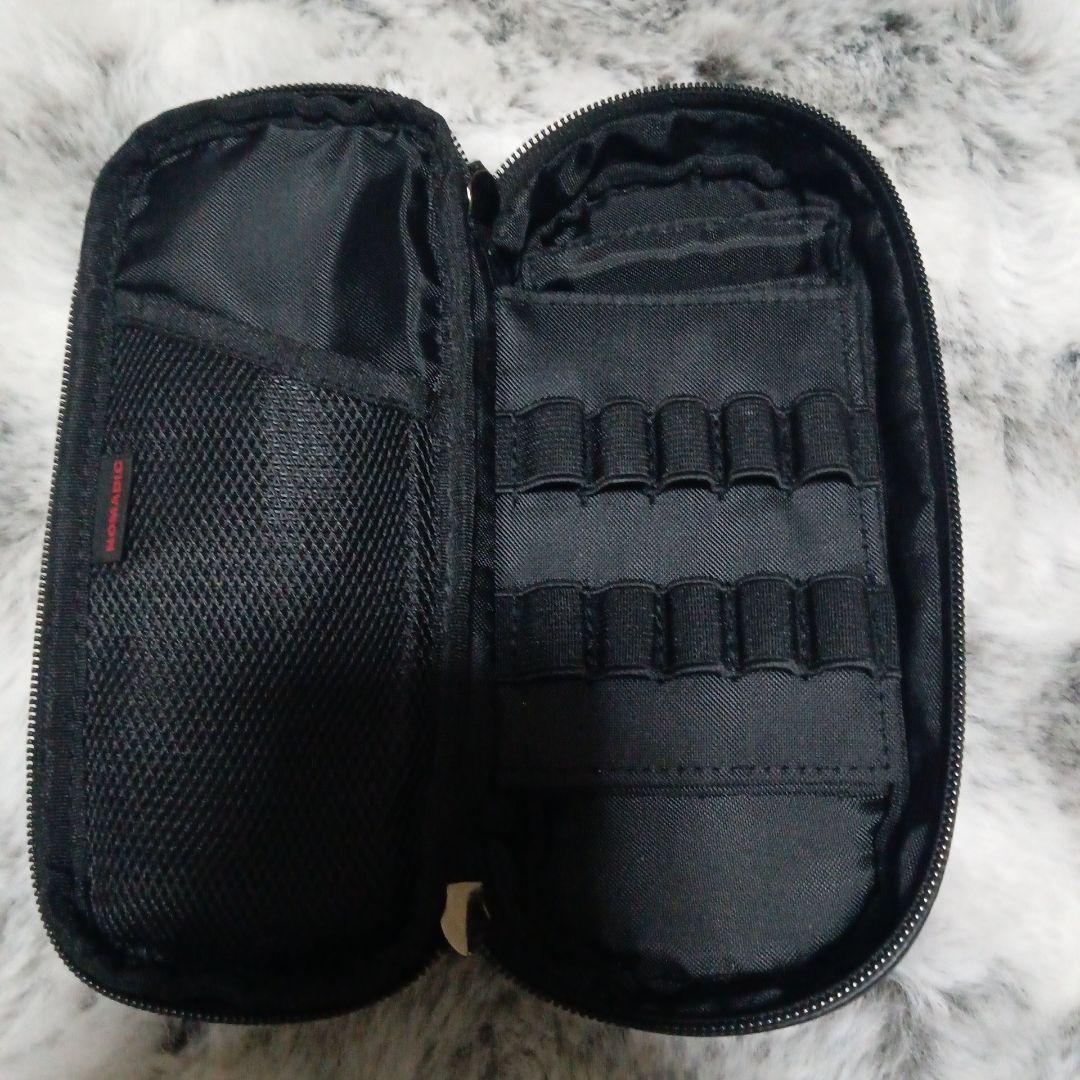 黒の筆箱と多様な筆記具セット