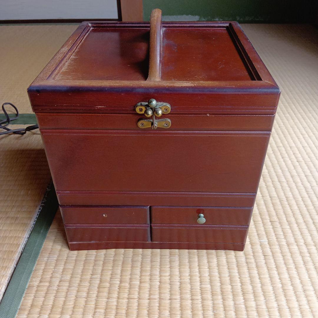 ダークブラウンのドレッサー小物入れ・鏡台