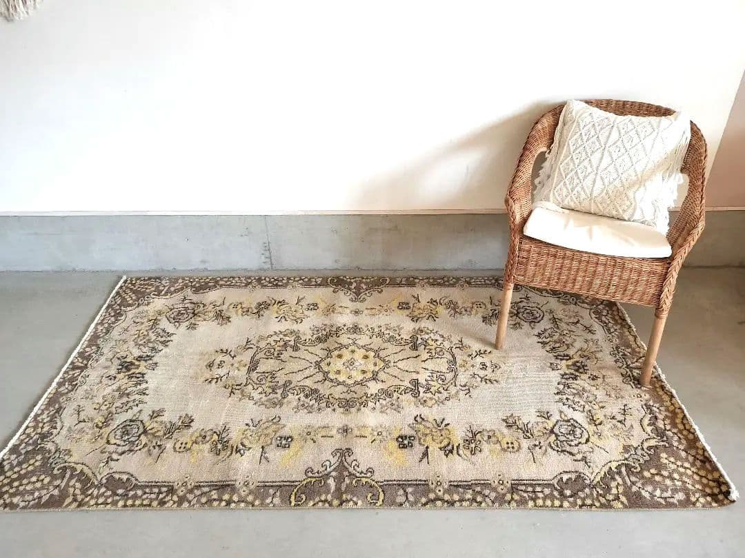 カフェオレ・ベージュにイエロー　ヴィンテージトルコラグNo.724