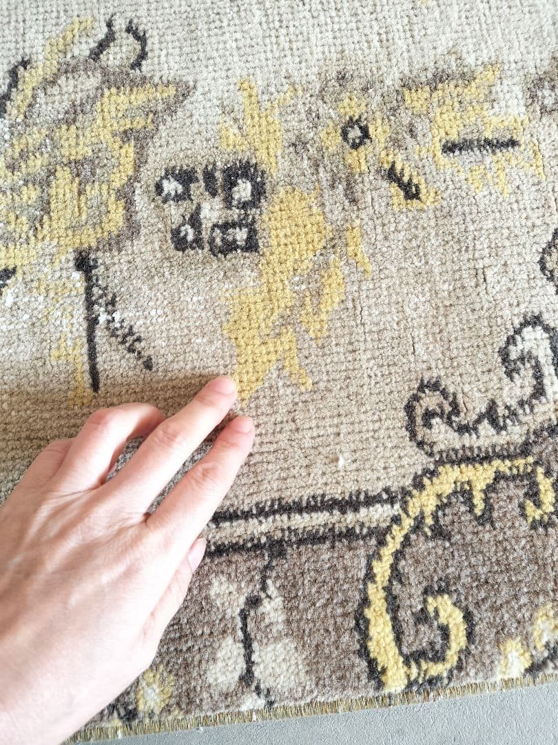 カフェオレ・ベージュにイエロー　ヴィンテージトルコラグNo.724