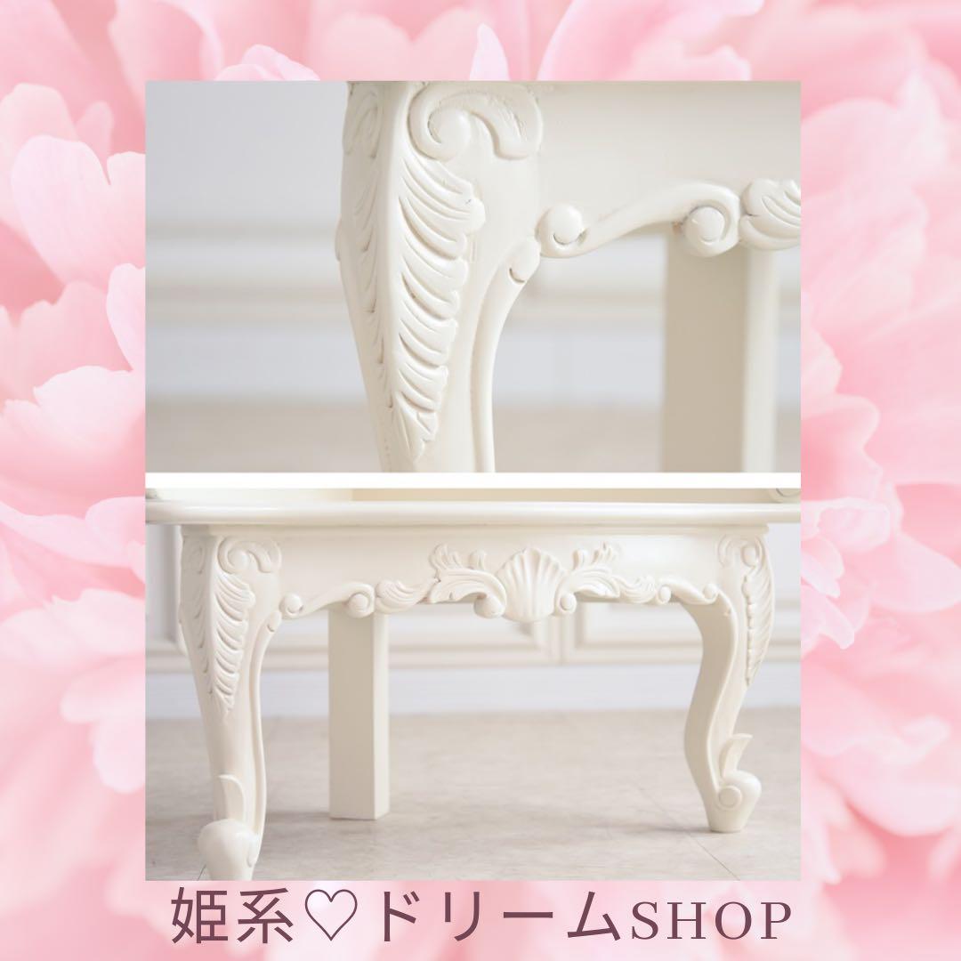 ロマンティックな空間を演出するコーナーシェルフ