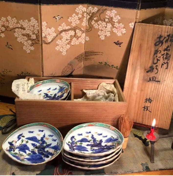 A573 古伊万里　染錦手　懐石　柿右衛門　『渦福』貝に魚紋様皿　鮑型（中）2枚