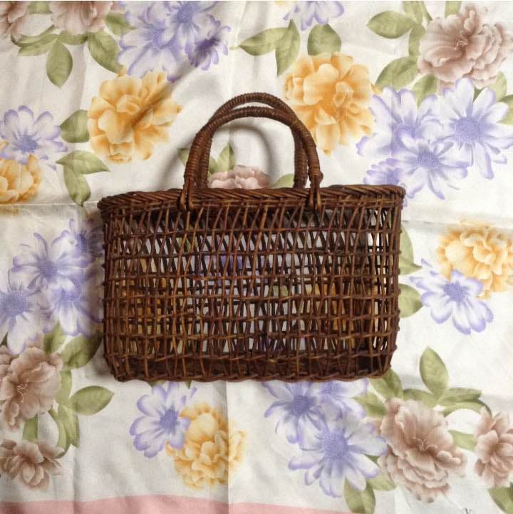 40年以上前に作られたあけびのつるカゴです。