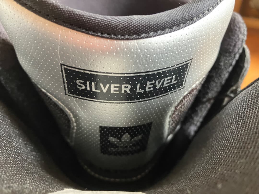 AC8356/アディダス/ブラック/黒/シルバーレーベル 新品です。