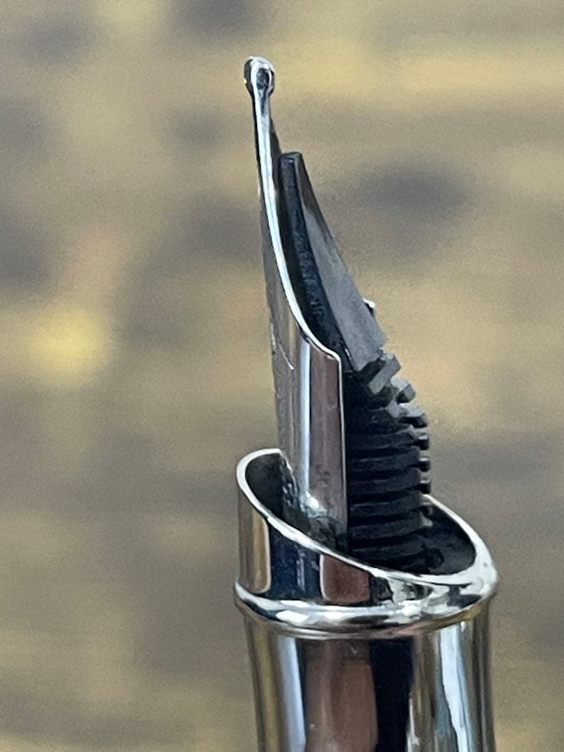 シリアルナンバー　ダイヤモンド　パラジウム仕上げ　ハリーウィンストン　万年筆