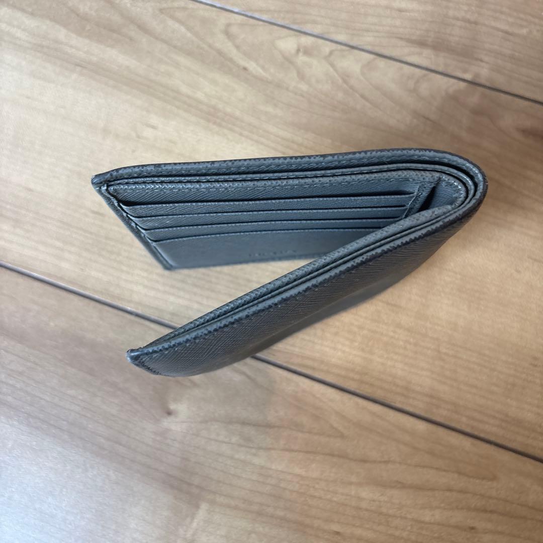 プラダ　二つ折り財布　三角ロゴ