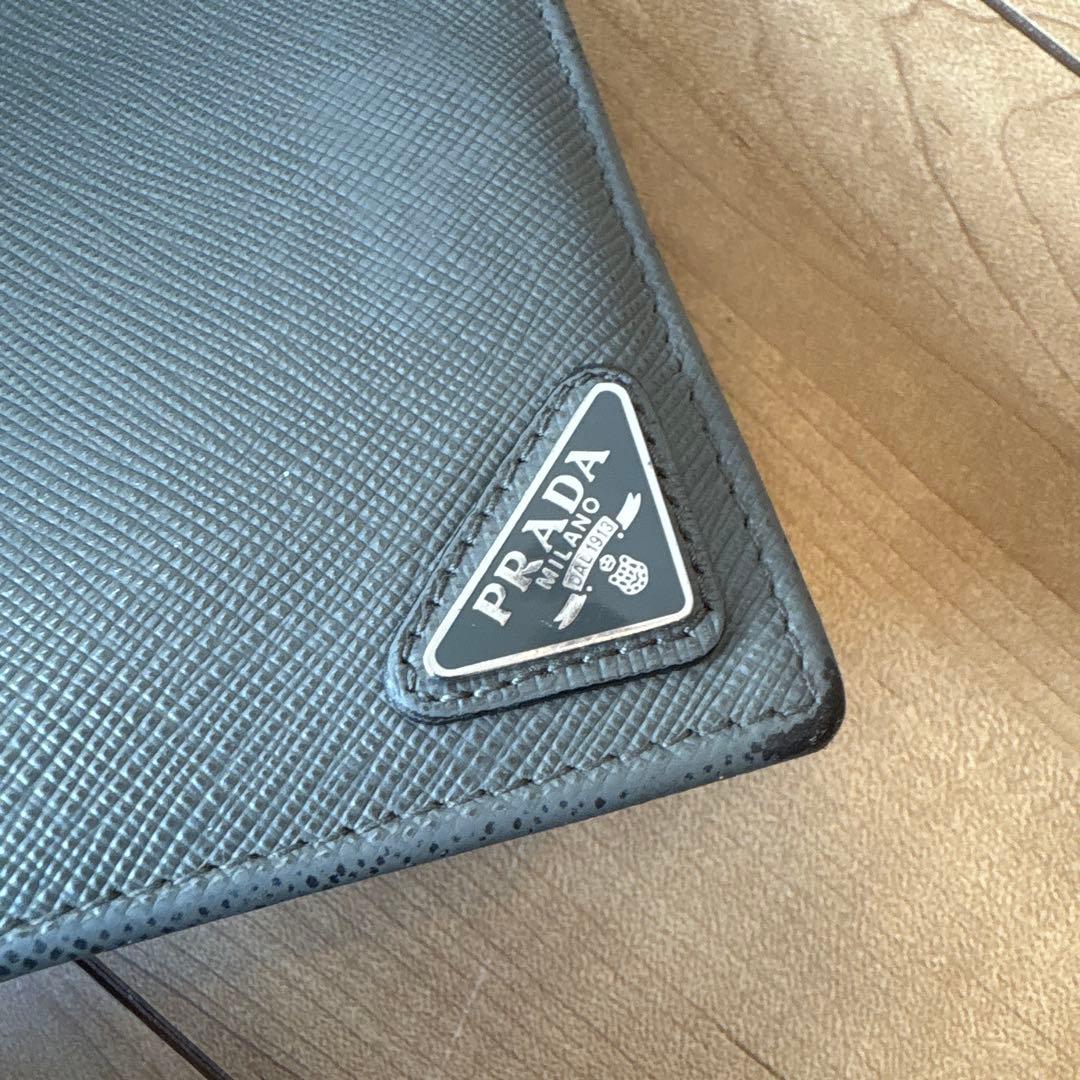 プラダ　二つ折り財布　三角ロゴ