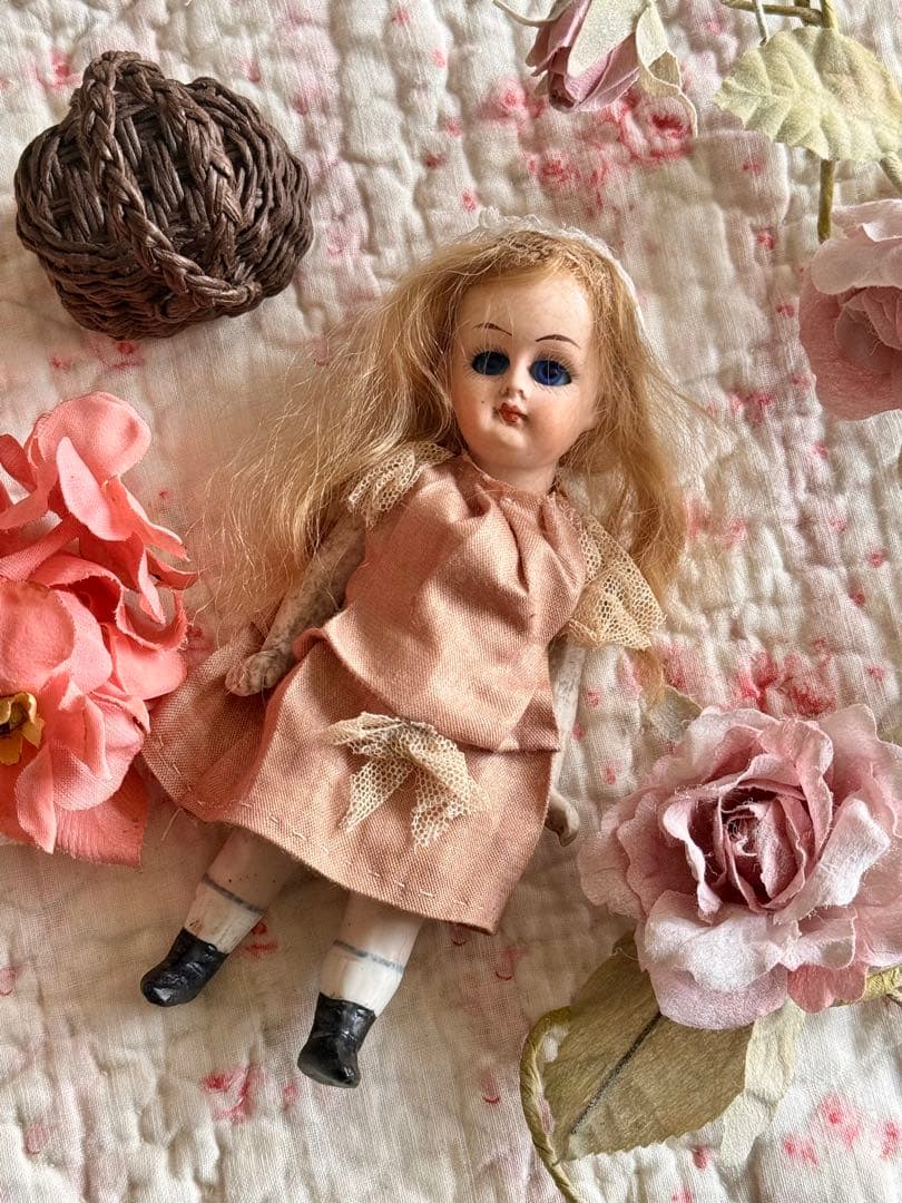 アンティーク　ミニョネット　ドール　お花とレースの髪飾りの女の子