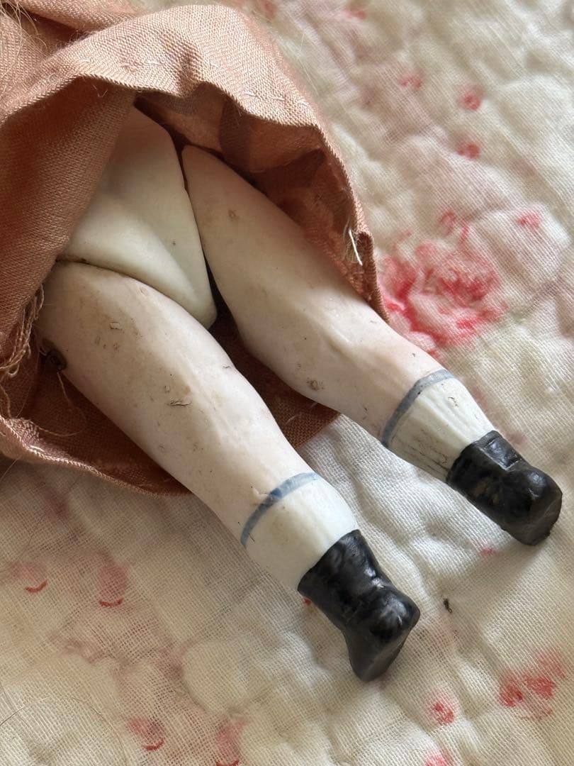 アンティーク　ミニョネット　ドール　お花とレースの髪飾りの女の子