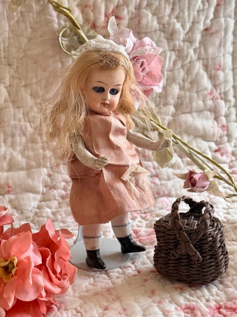 アンティーク　ミニョネット　ドール　お花とレースの髪飾りの女の子