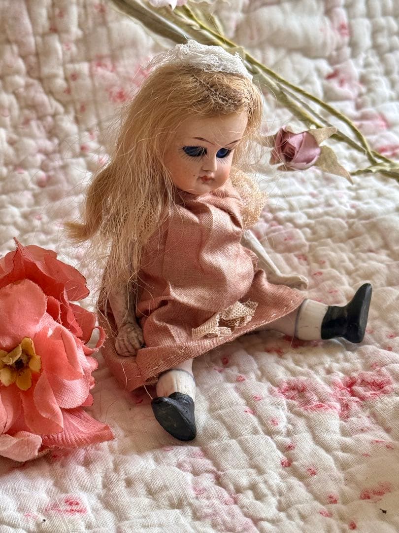 アンティーク　ミニョネット　ドール　お花とレースの髪飾りの女の子